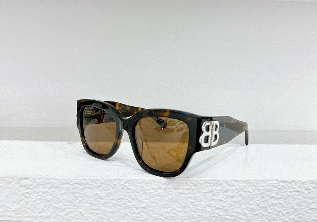 Schwarze, braune, rosa und weiße Sonnenbrille