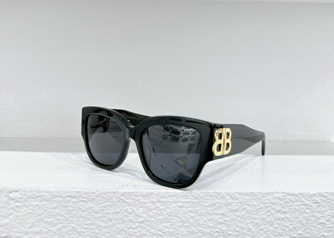 Schwarze, braune, rosa und weiße Sonnenbrille