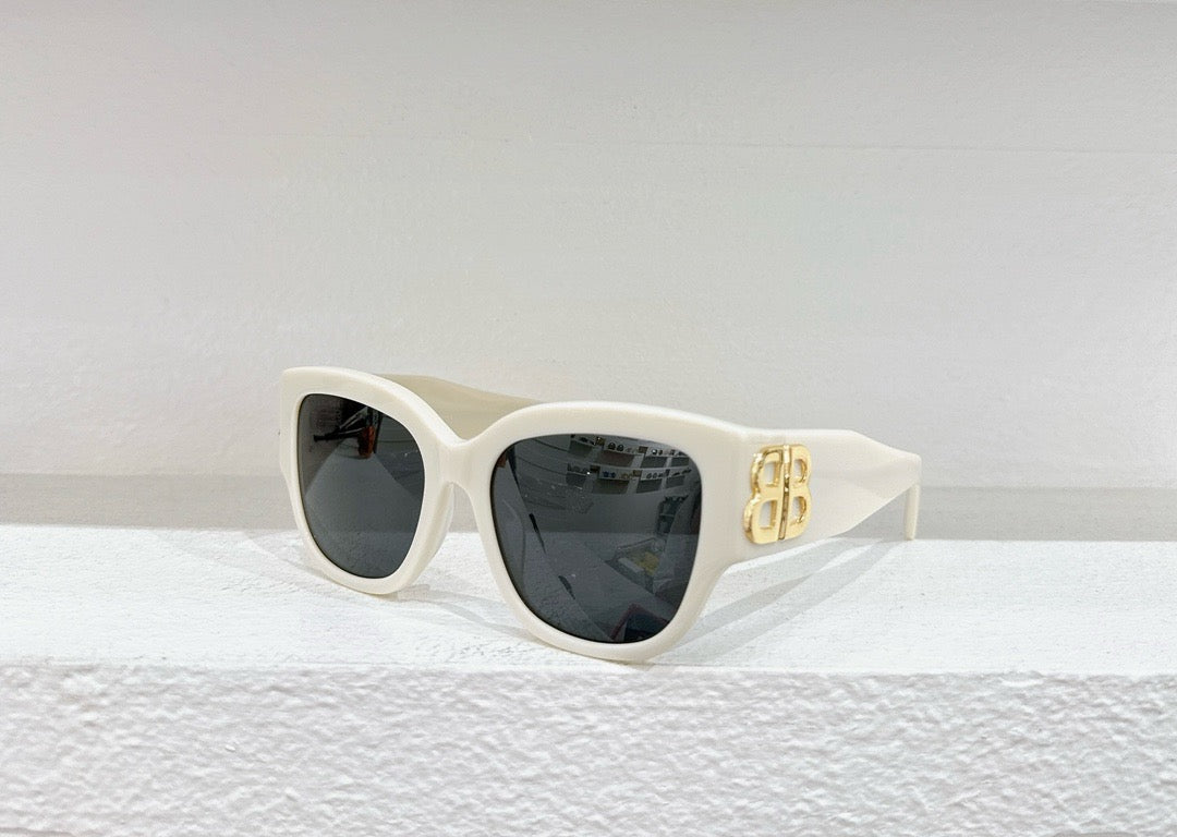 Schwarze, braune, rosa und weiße Sonnenbrille