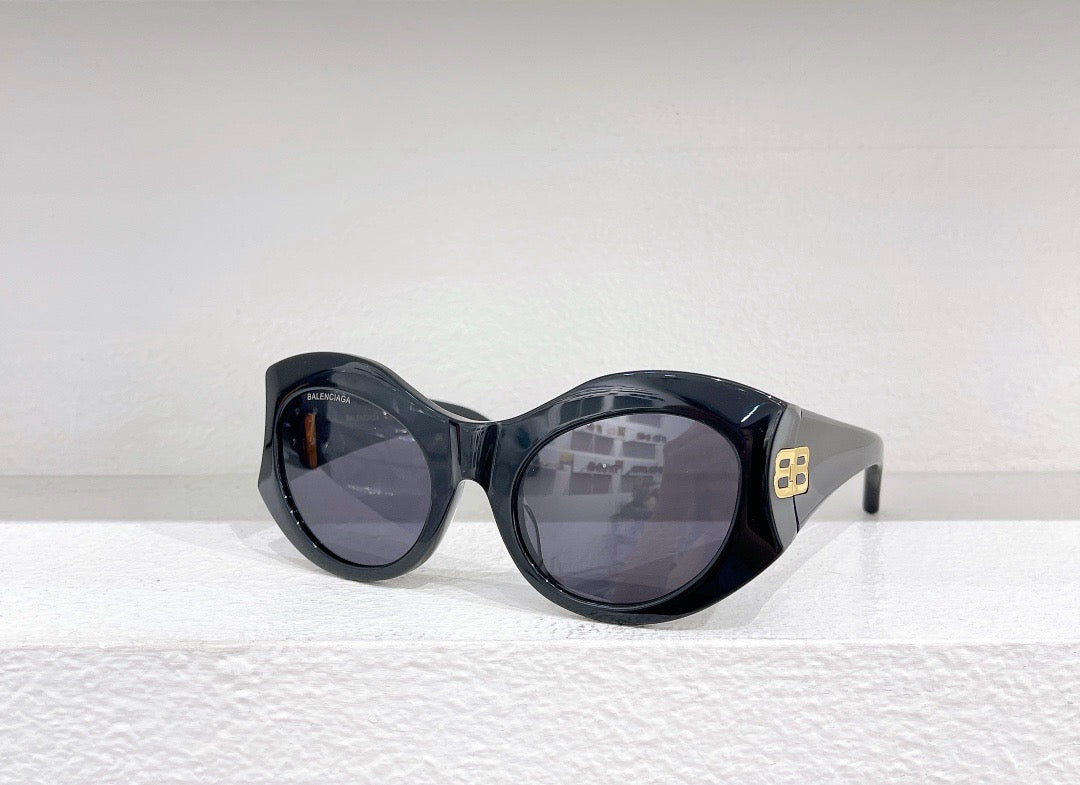 Weiße, schwarze, rosa und blaue Sonnenbrille