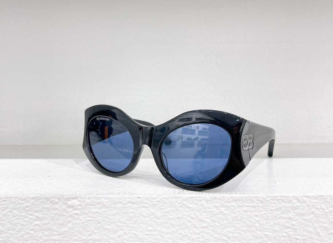 Weiße, schwarze, rosa und blaue Sonnenbrille