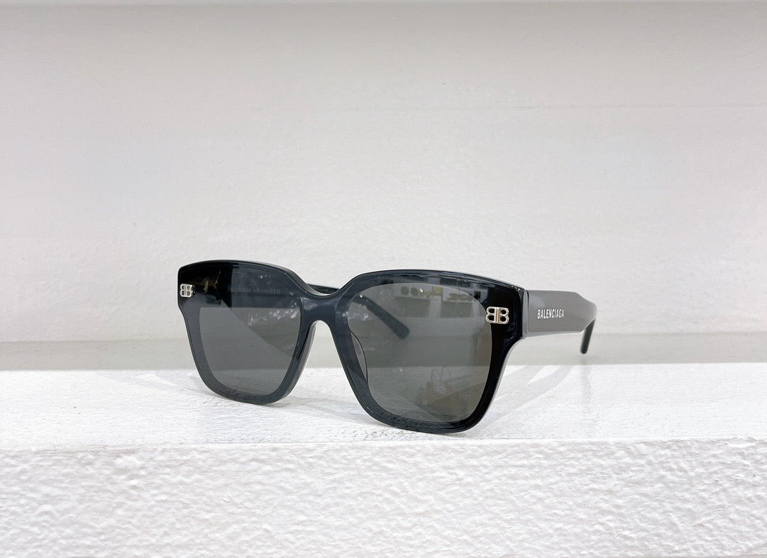 Braune, blaue und schwarze Sonnenbrille
