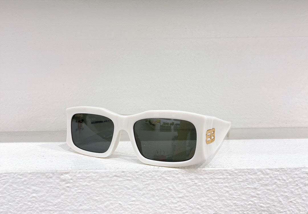 Schwarze, weiße, blaue und braune Sonnenbrille