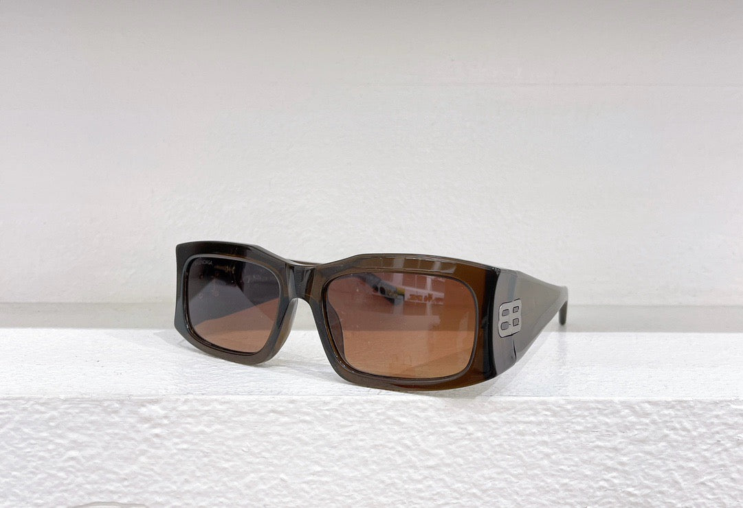 Schwarze, weiße, blaue und braune Sonnenbrille