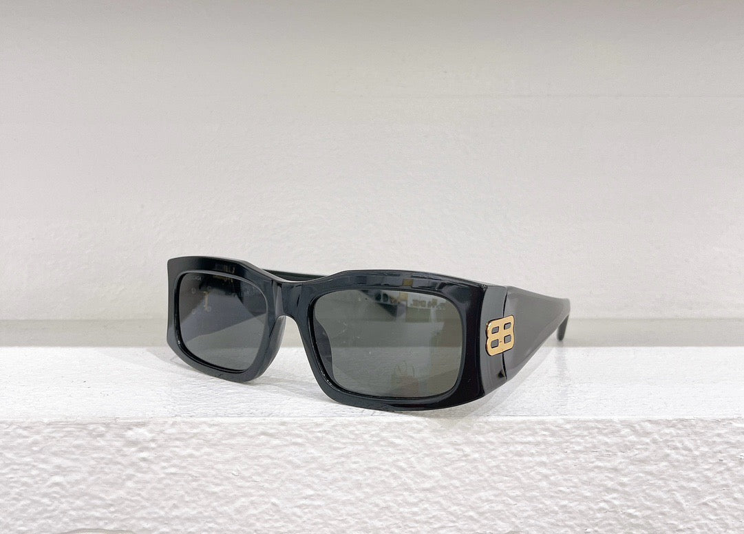 Schwarze, weiße, blaue und braune Sonnenbrille