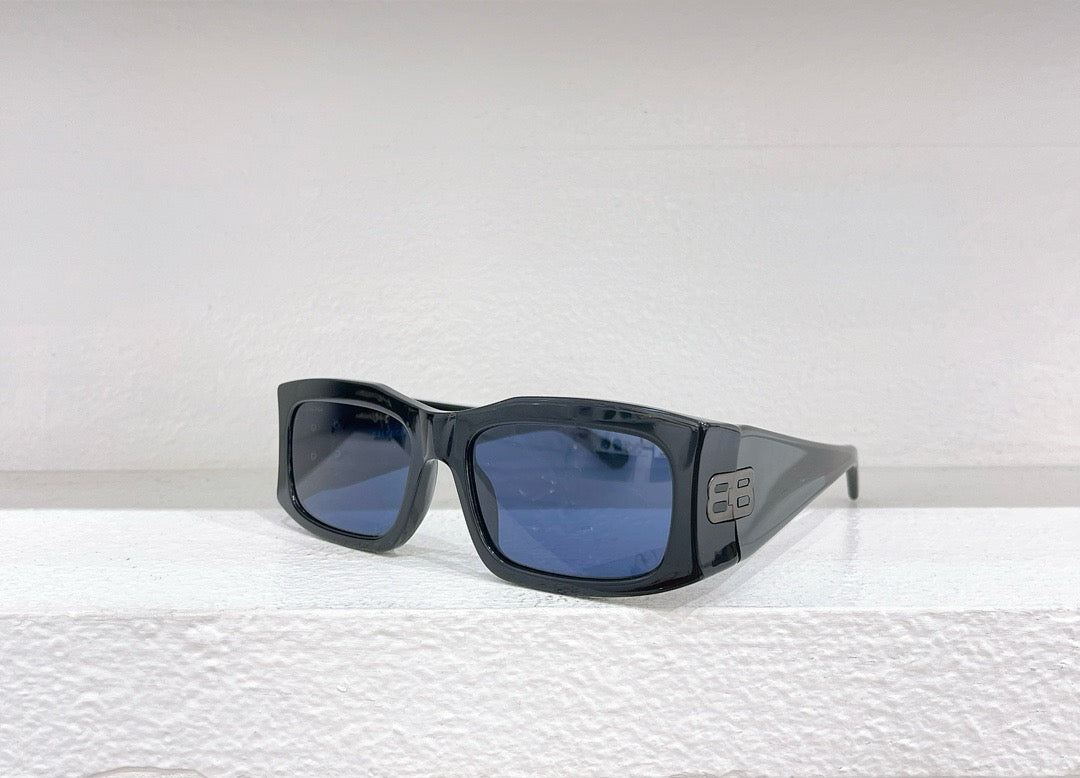 Schwarze, weiße, blaue und braune Sonnenbrille