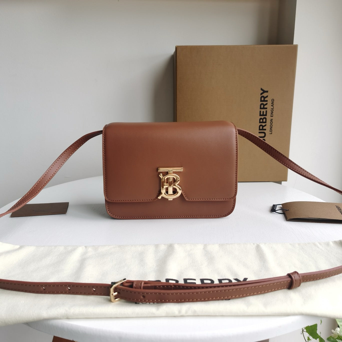 Bolso marrón, rojo y negro