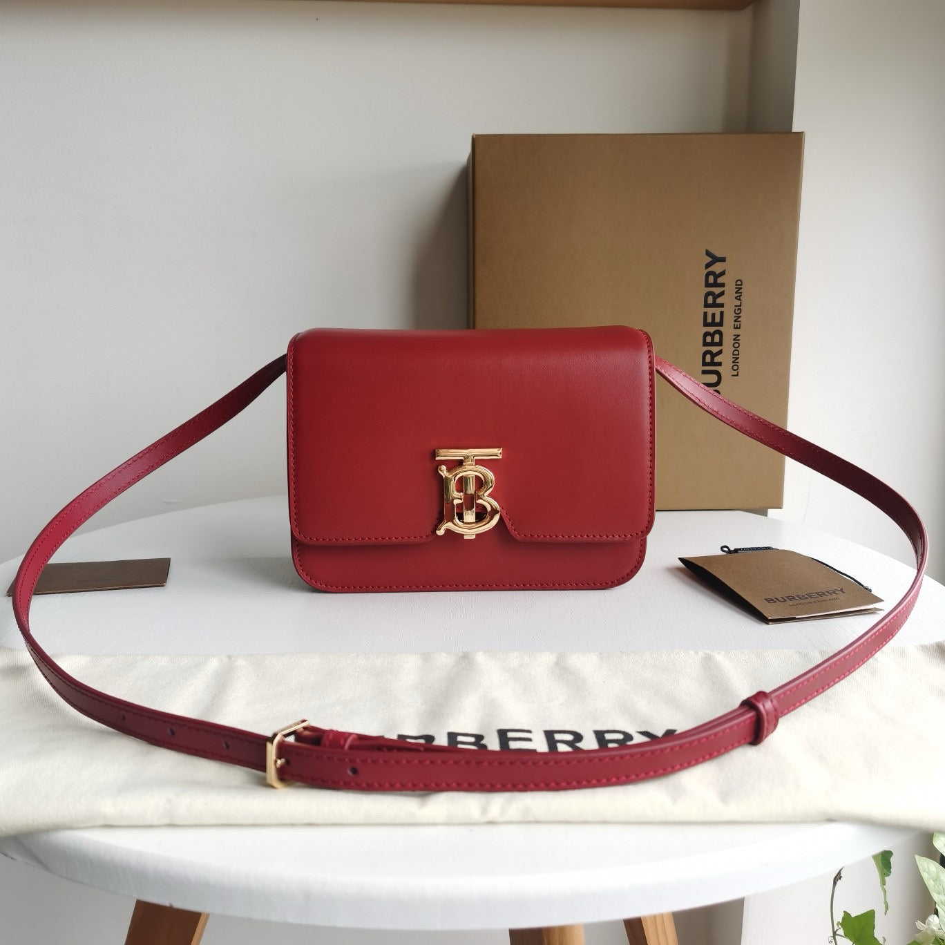 Bolso marrón, rojo y negro
