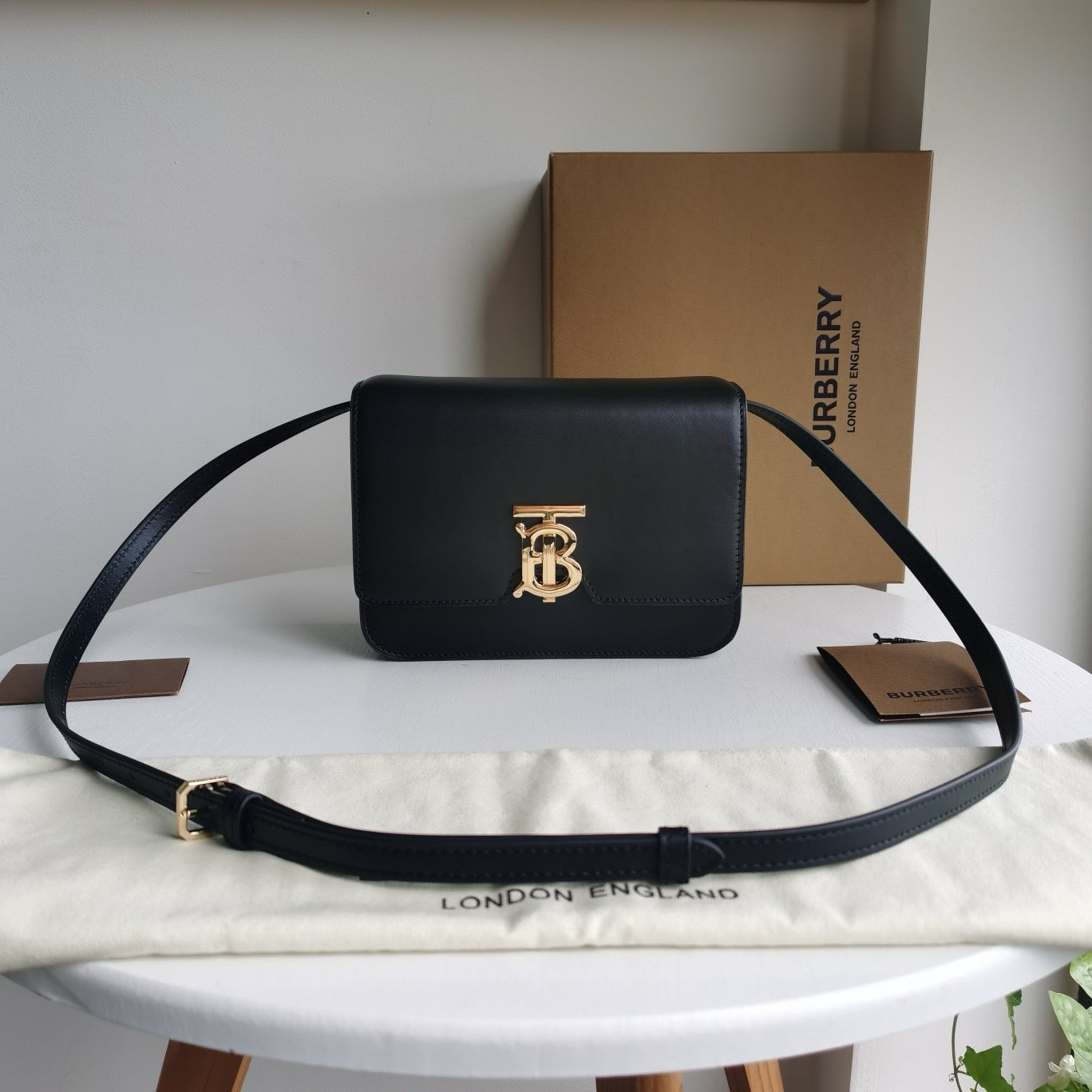Bolso marrón, rojo y negro