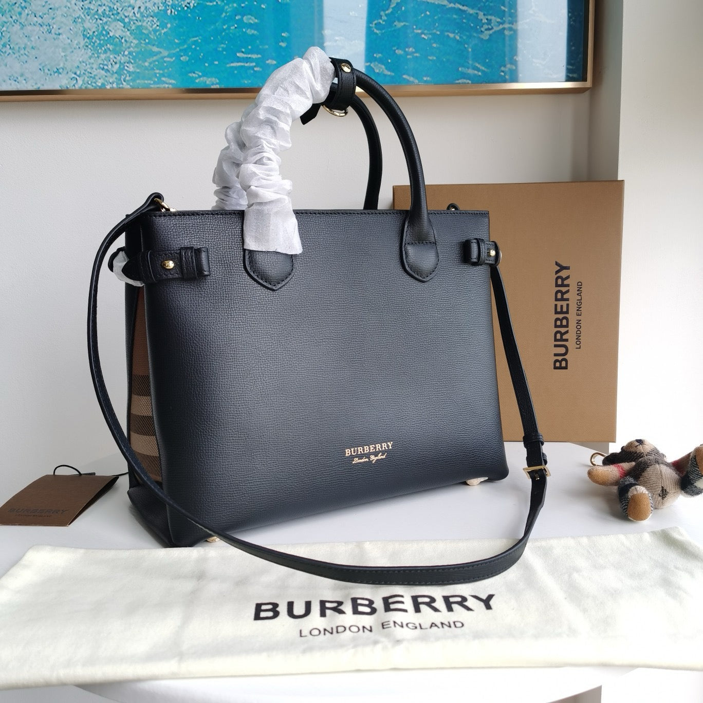 Bolso marrón, negro y rojo