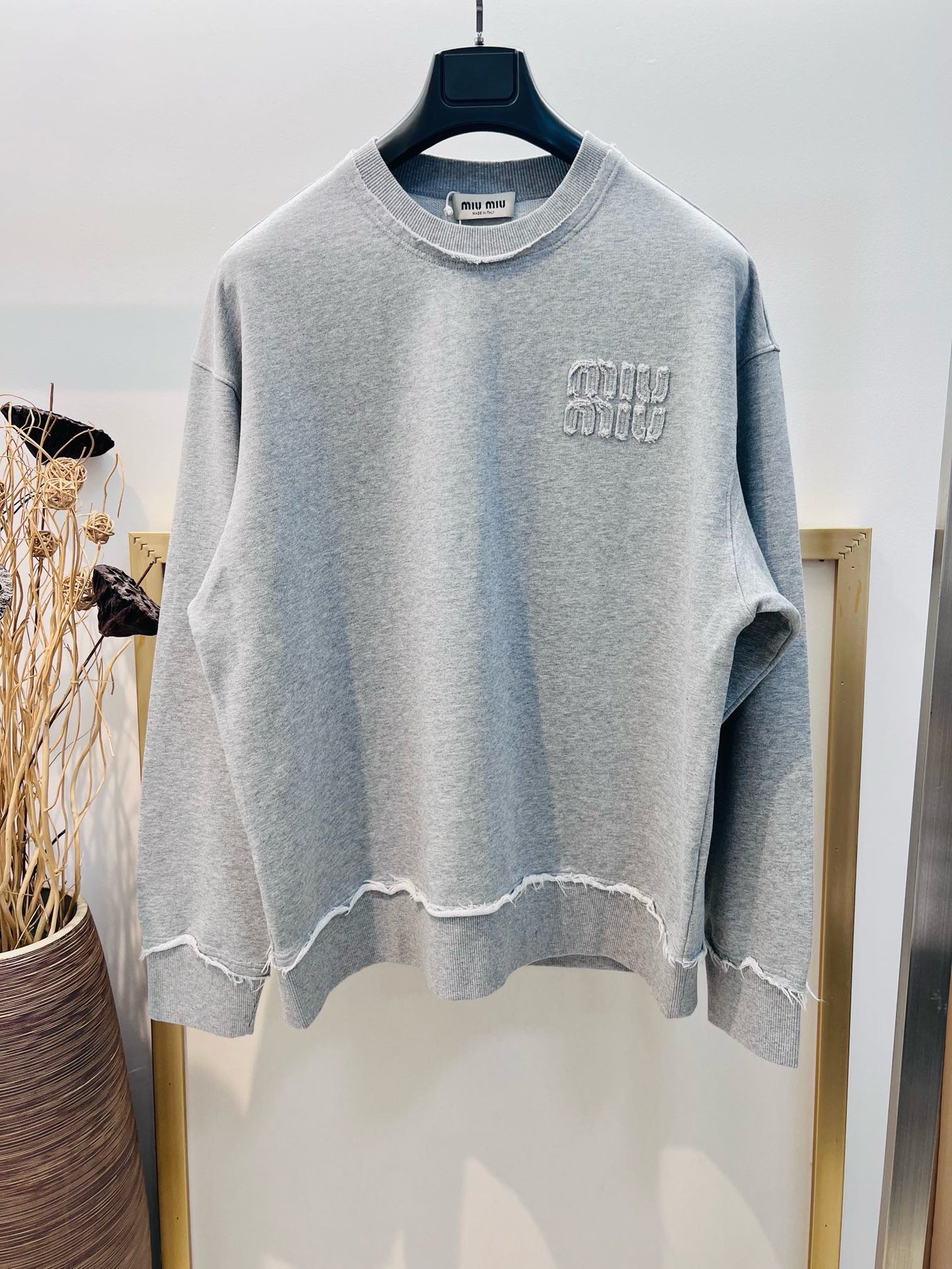 Sudadera gris, azul y negra