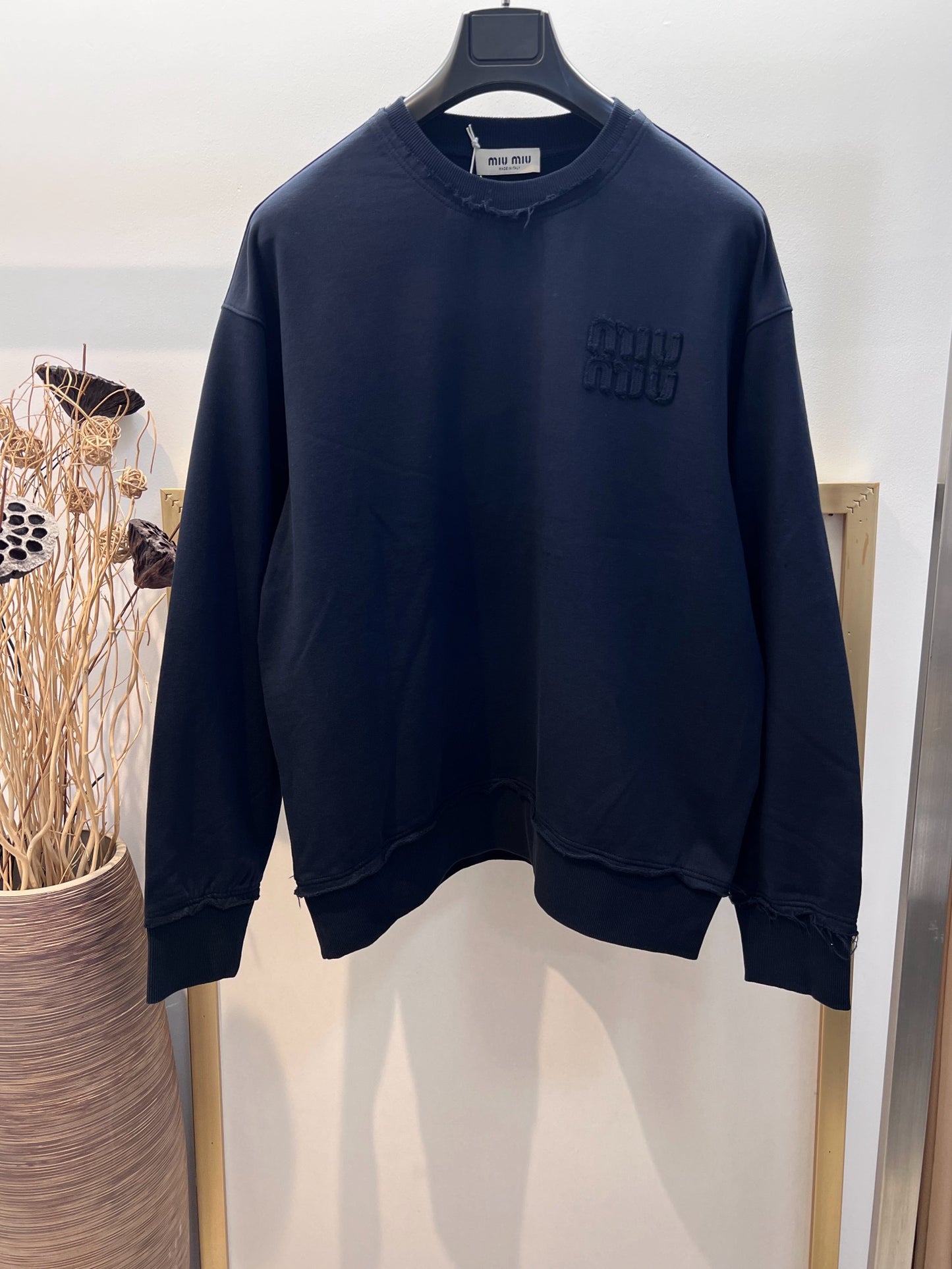 Sudadera gris, azul y negra