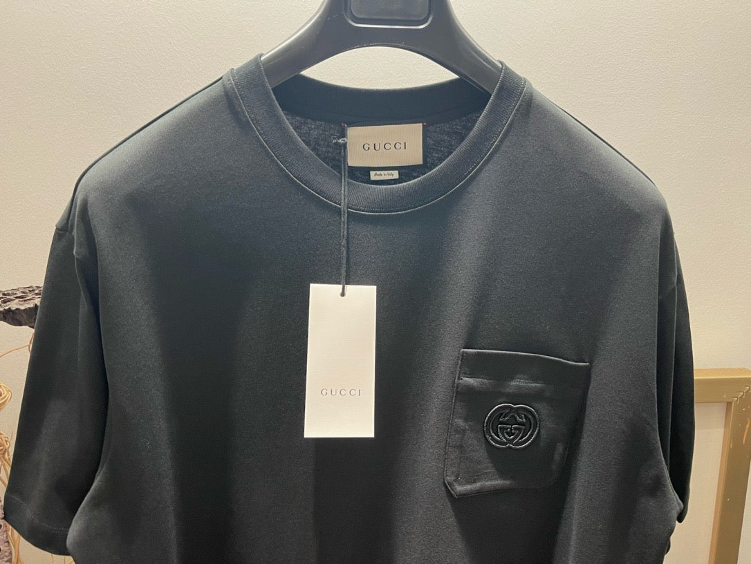 Schwarz-weißes T-Shirt