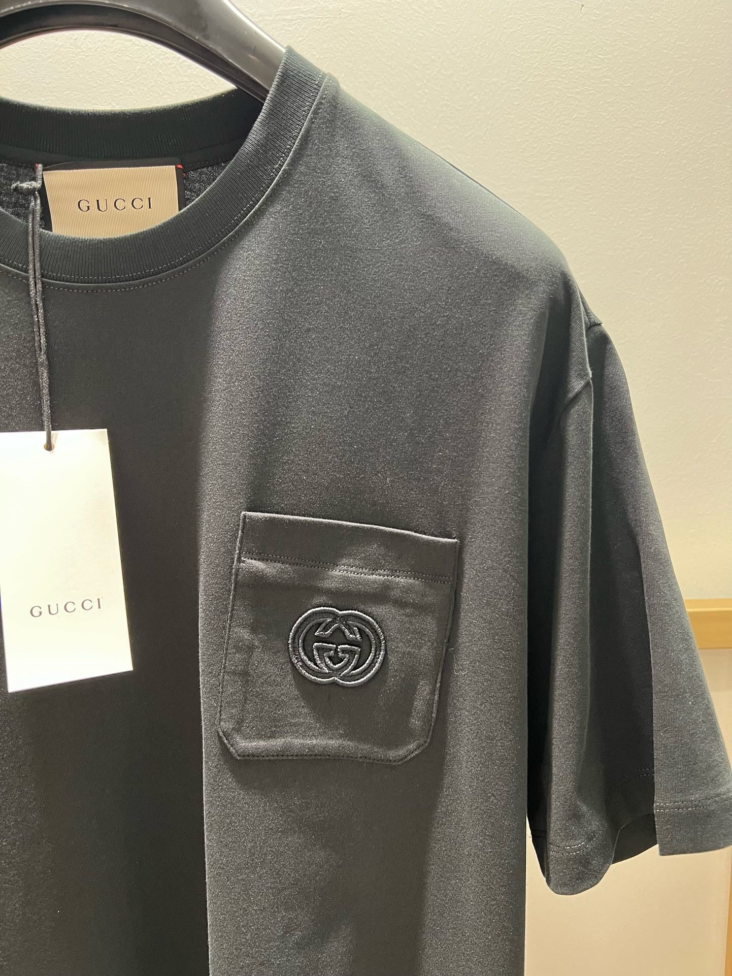 Schwarz-weißes T-Shirt