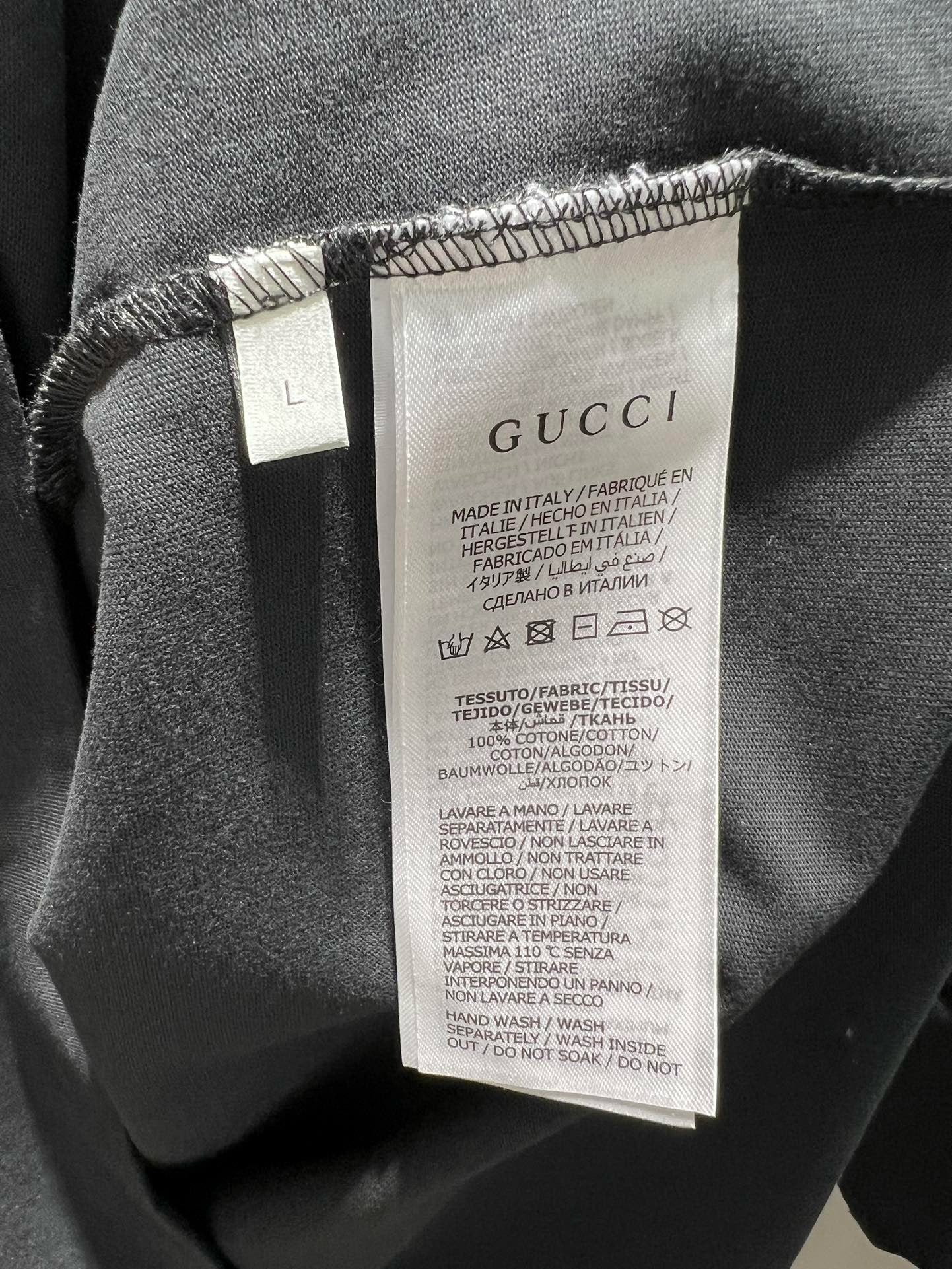 Schwarz-weißes T-Shirt