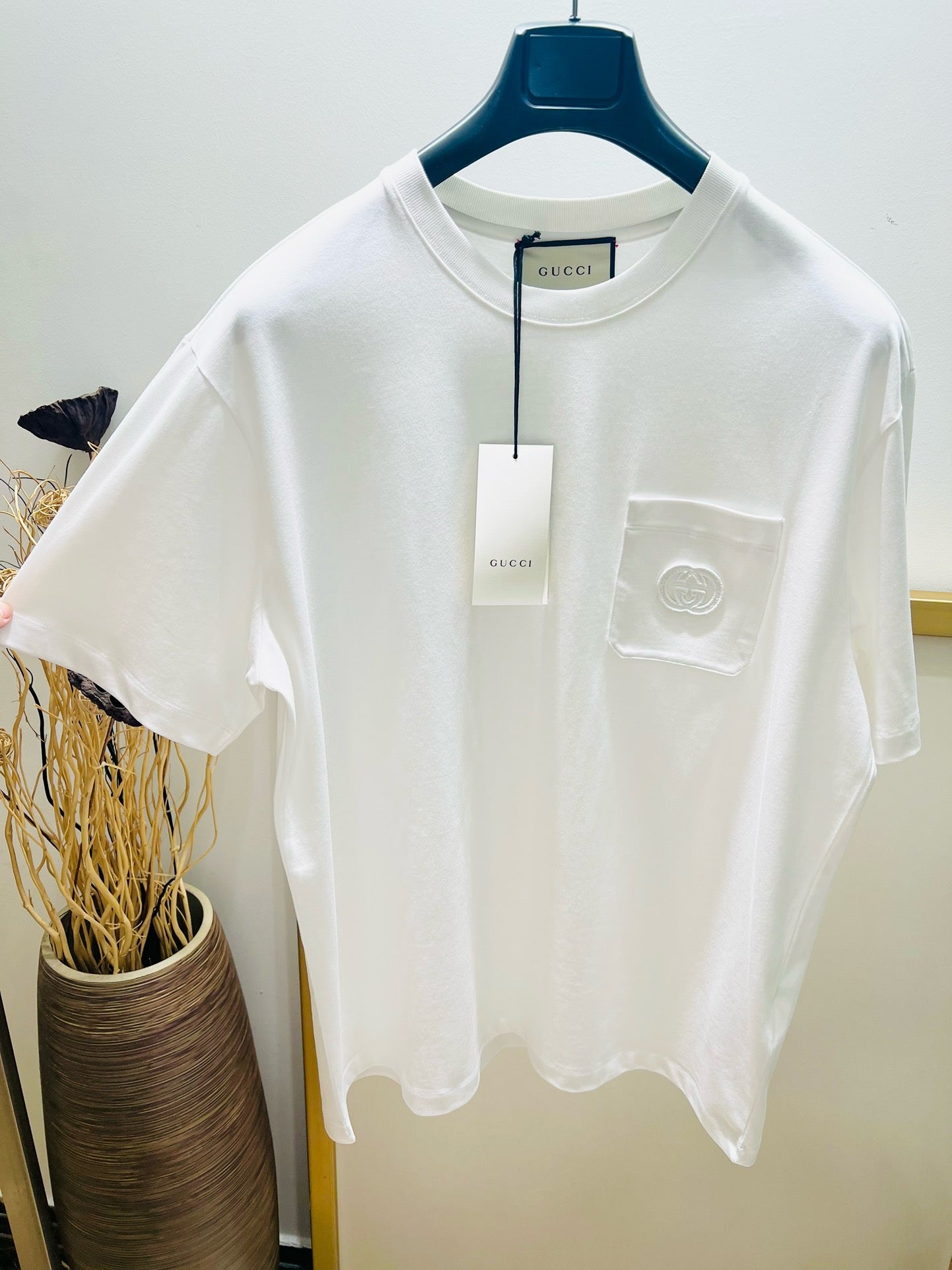 Schwarz-weißes T-Shirt