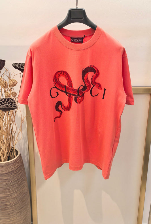 Rot-weißes T-Shirt