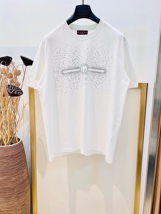 Weißes und schwarzes T-Shirt