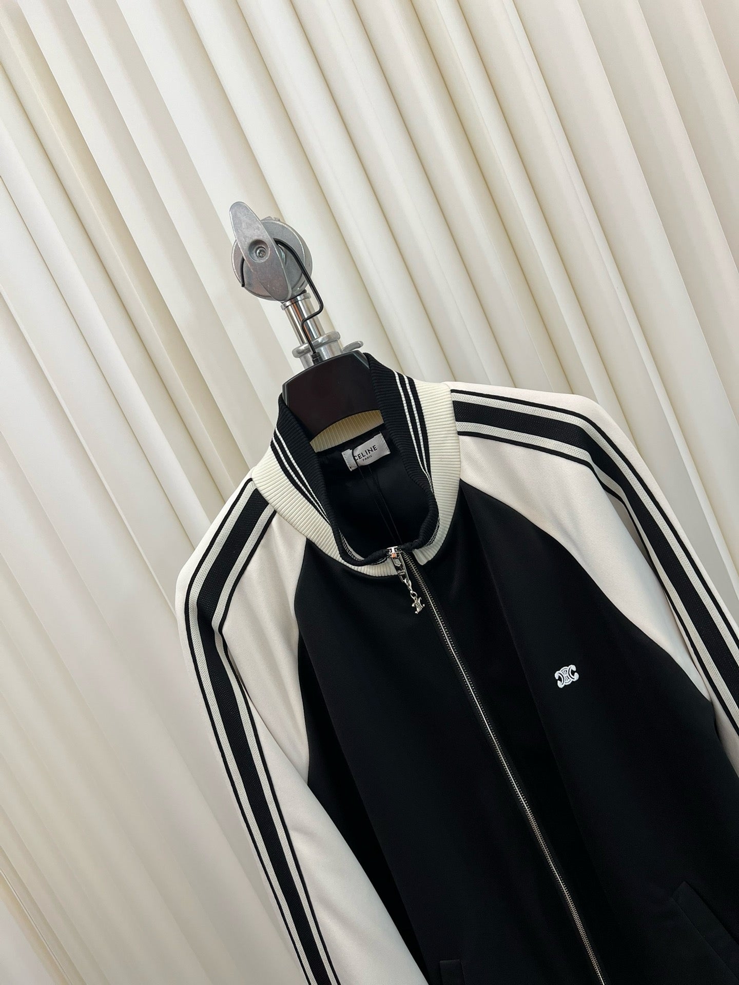 Chaqueta blanca y negra