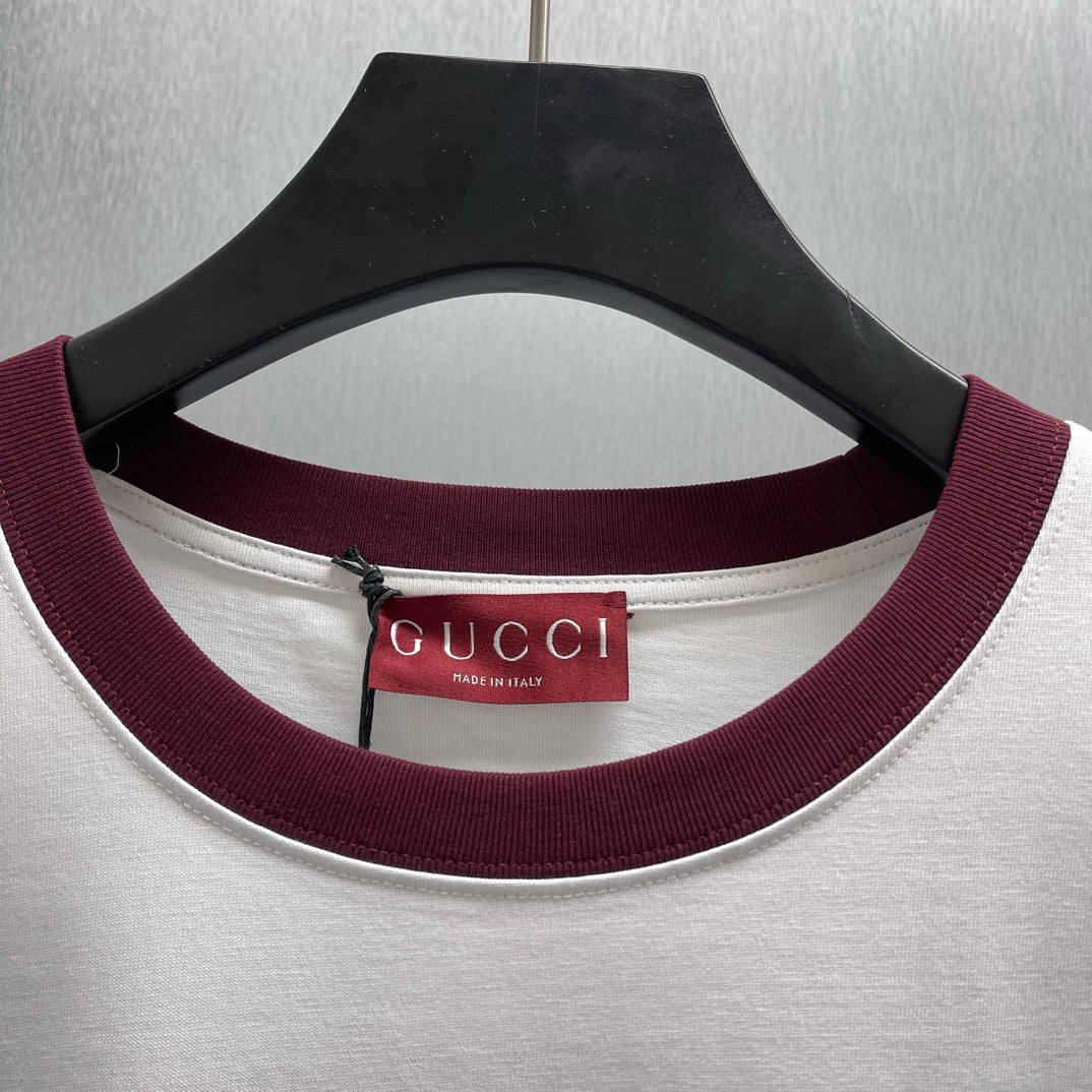 Schwarz-weißes T-Shirt