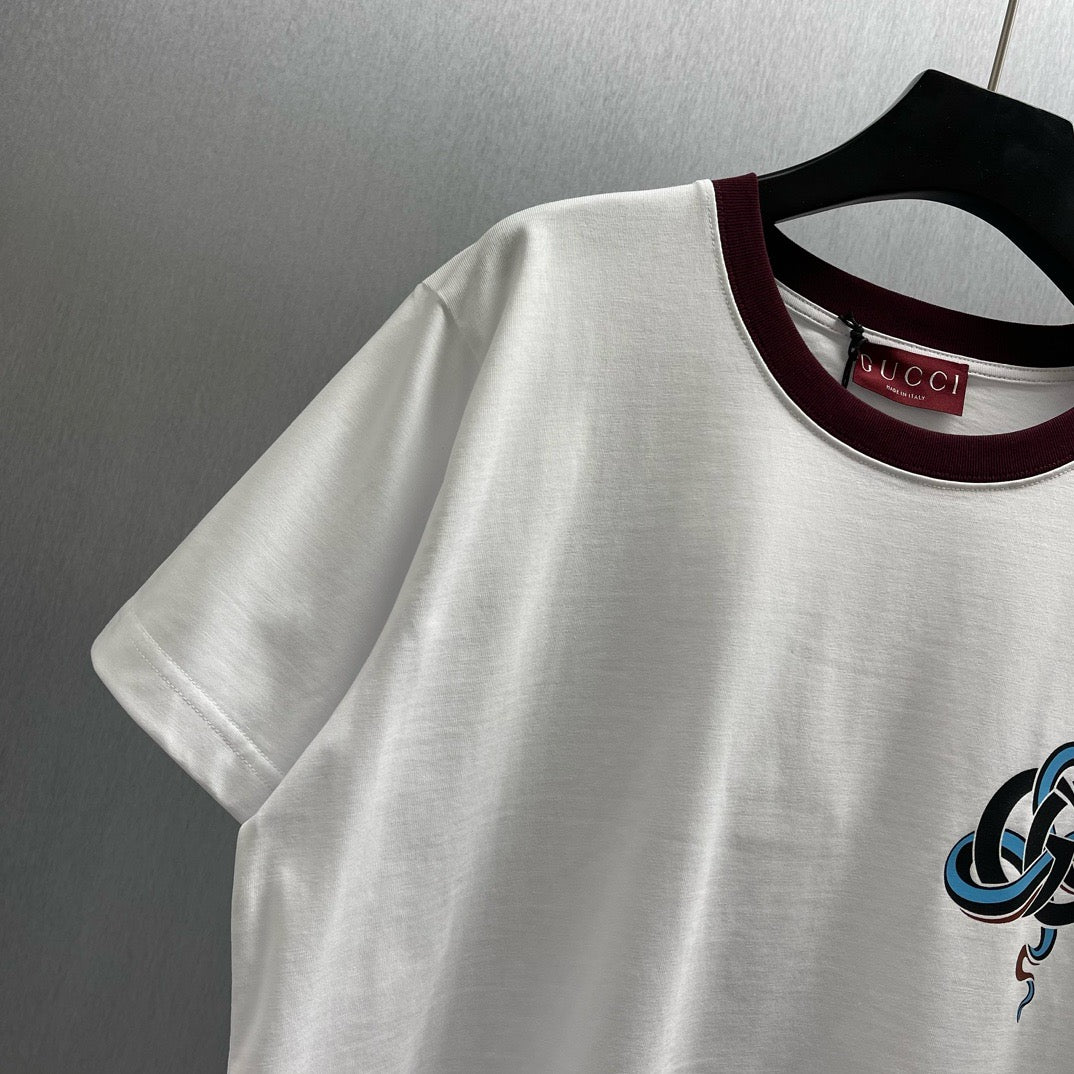 Schwarz-weißes T-Shirt