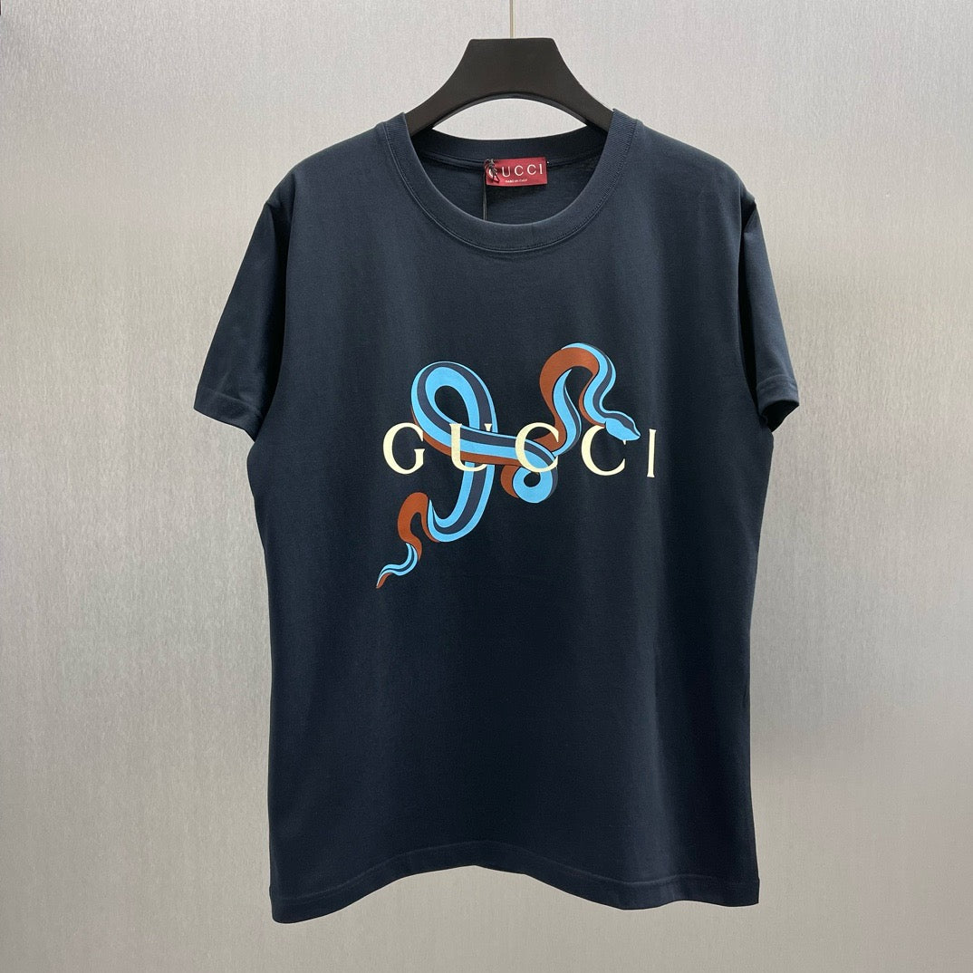 Schwarz-weißes T-Shirt