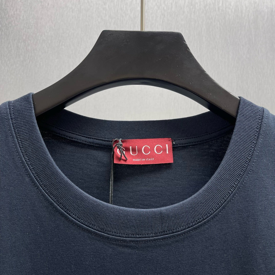 Schwarz-weißes T-Shirt