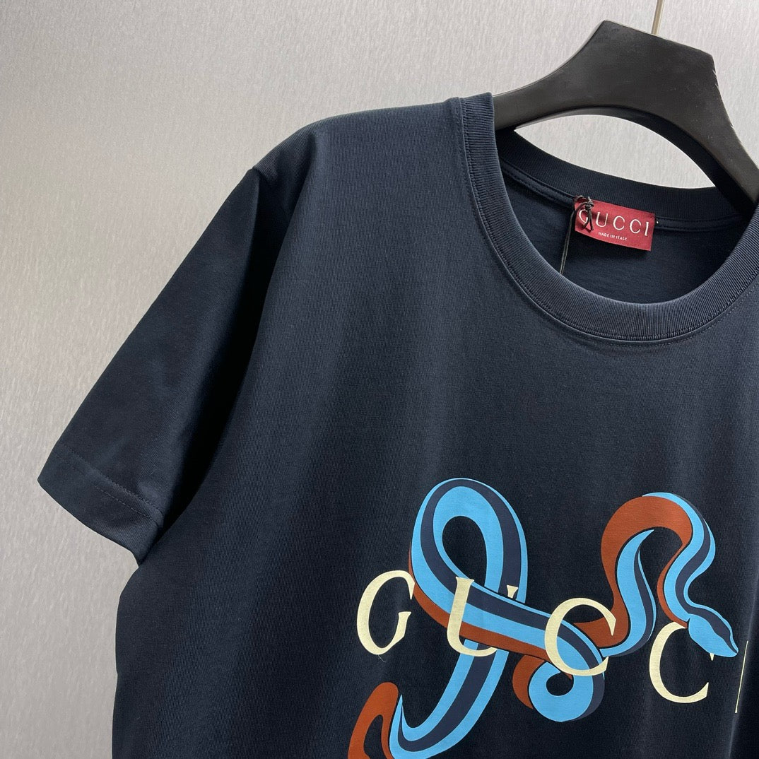 Schwarz-weißes T-Shirt