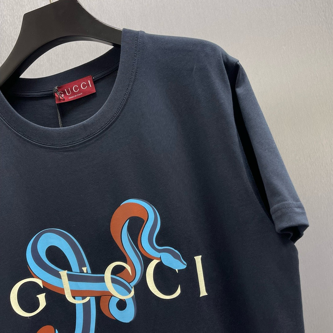 Schwarz-weißes T-Shirt