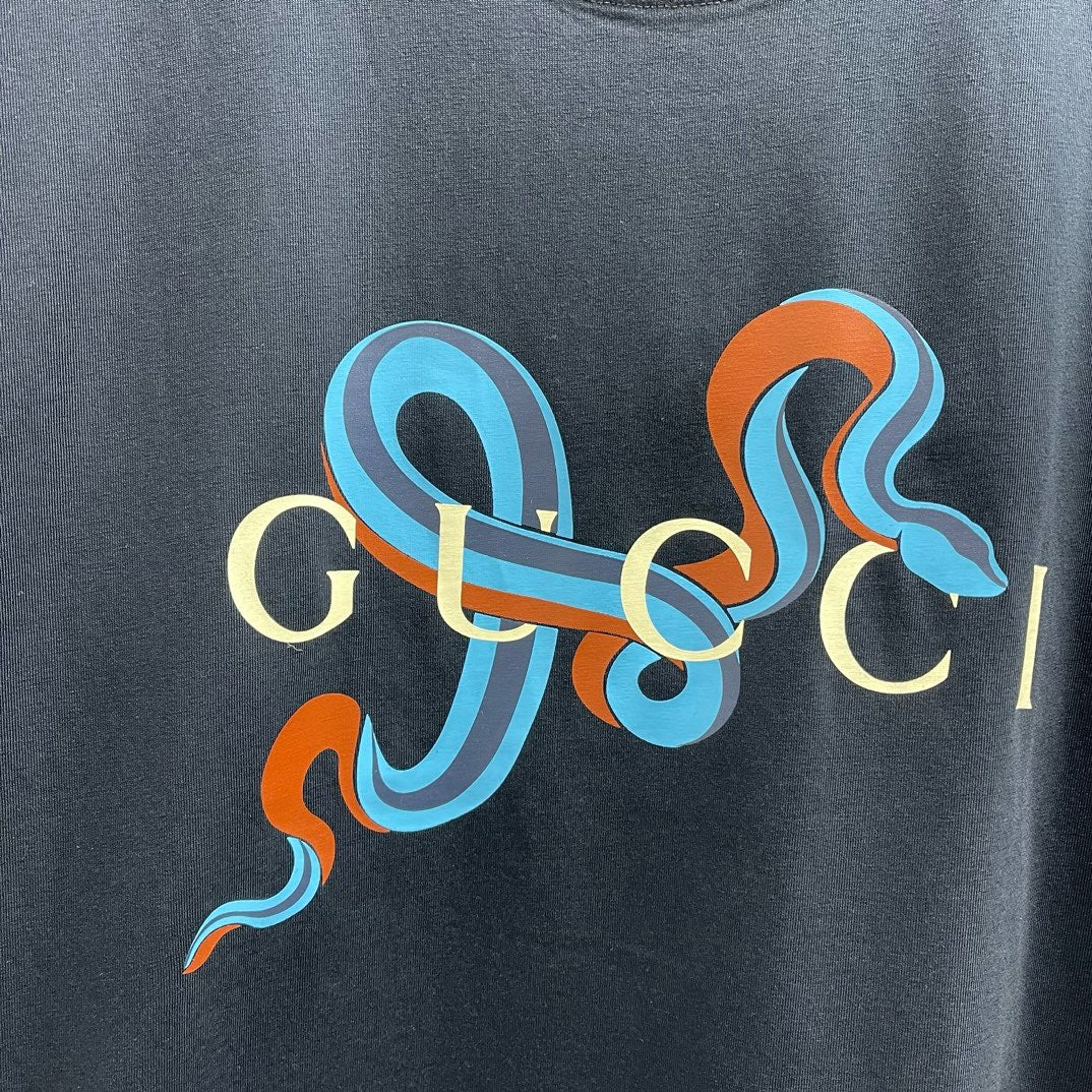 Schwarz-weißes T-Shirt