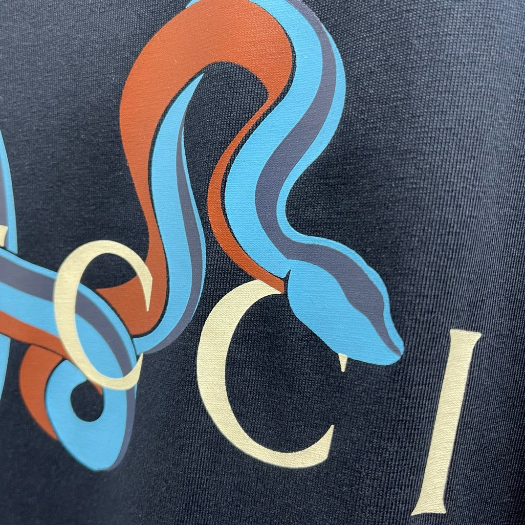 Schwarz-weißes T-Shirt