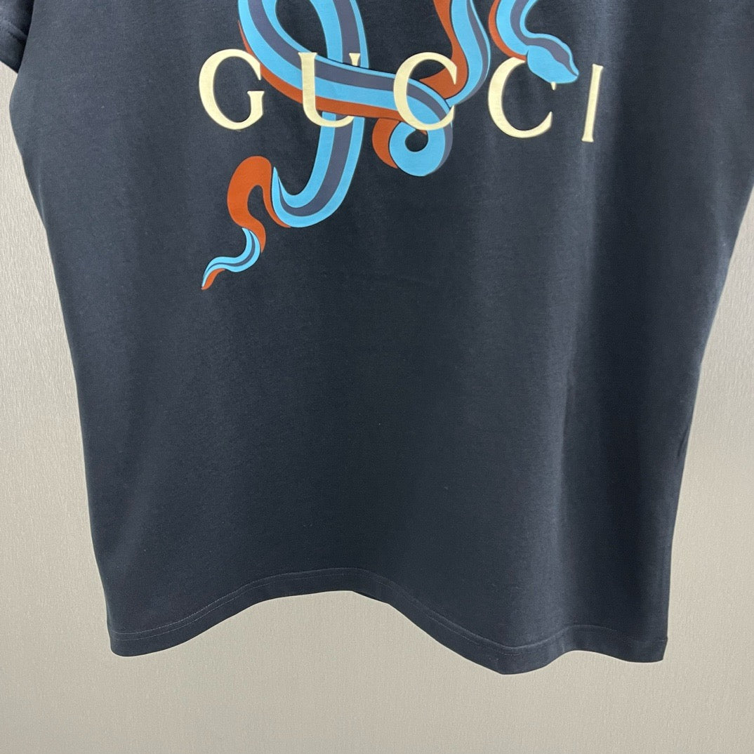Schwarz-weißes T-Shirt
