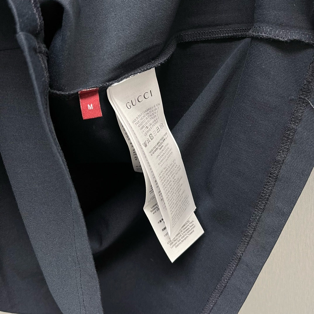 Schwarz-weißes T-Shirt
