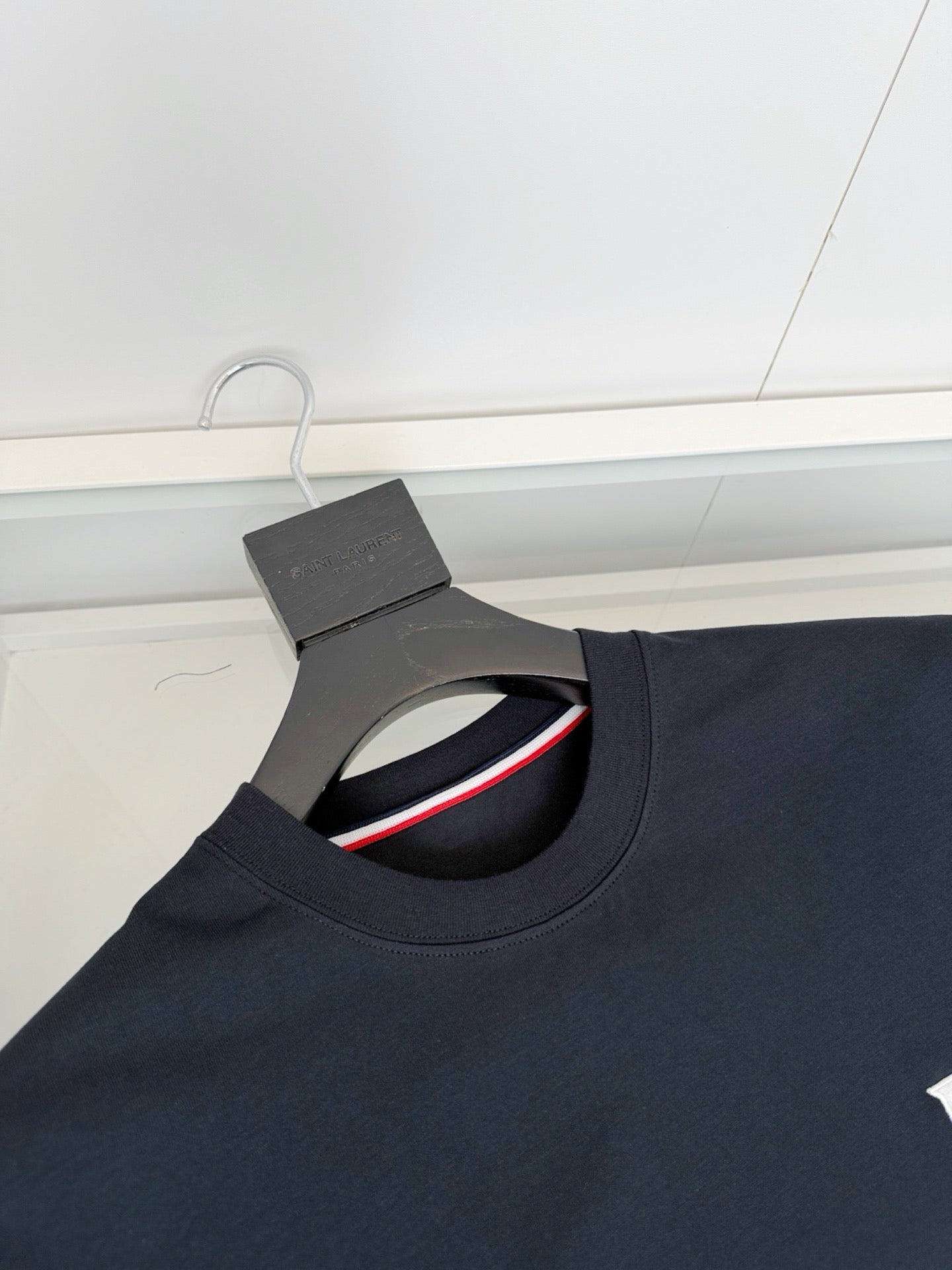 Camiseta en blanco y negro