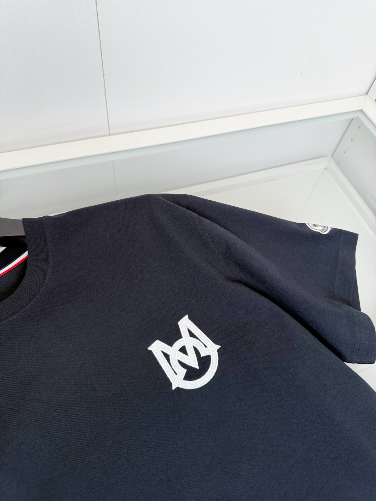 Camiseta en blanco y negro