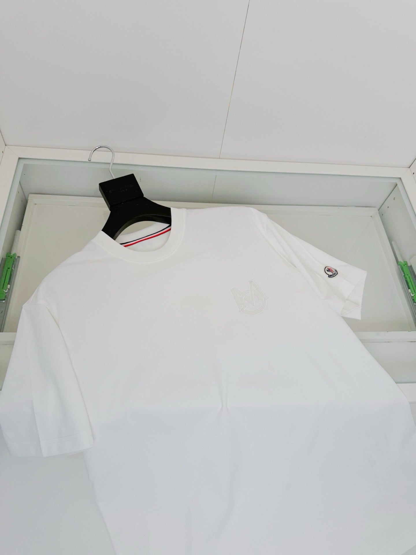 Camiseta en blanco y negro