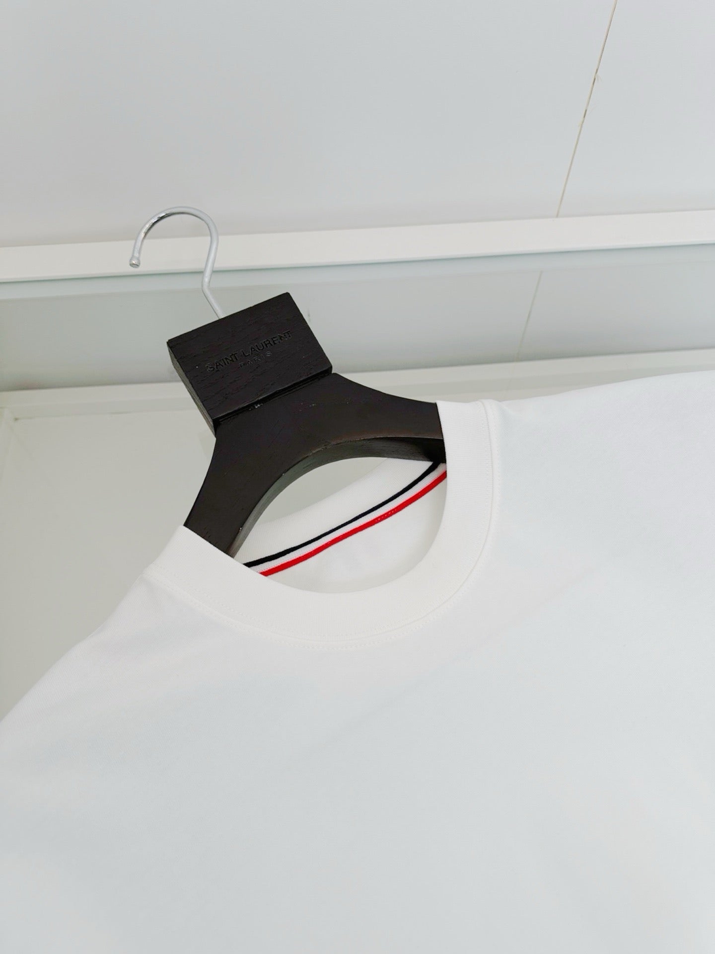 Camiseta en blanco y negro