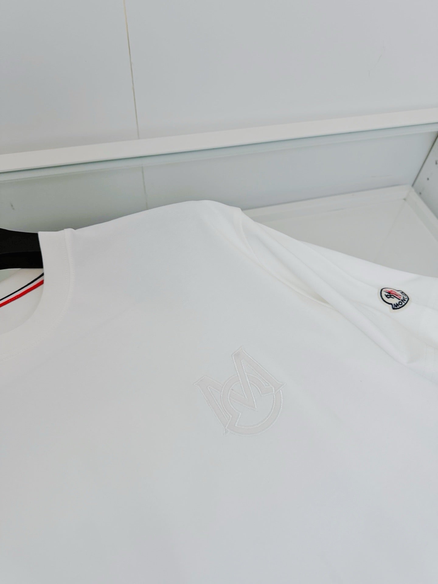 Camiseta en blanco y negro