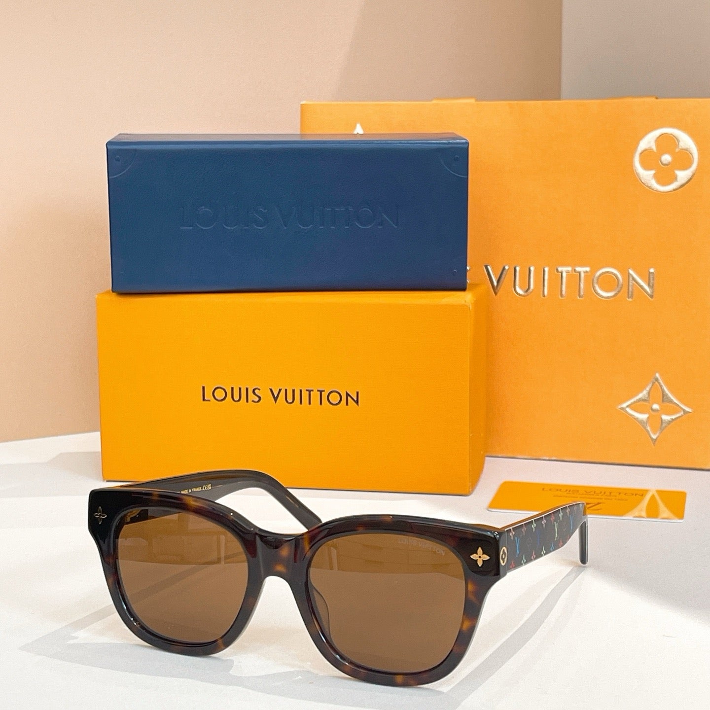 Mehrfarbige Sonnenbrille