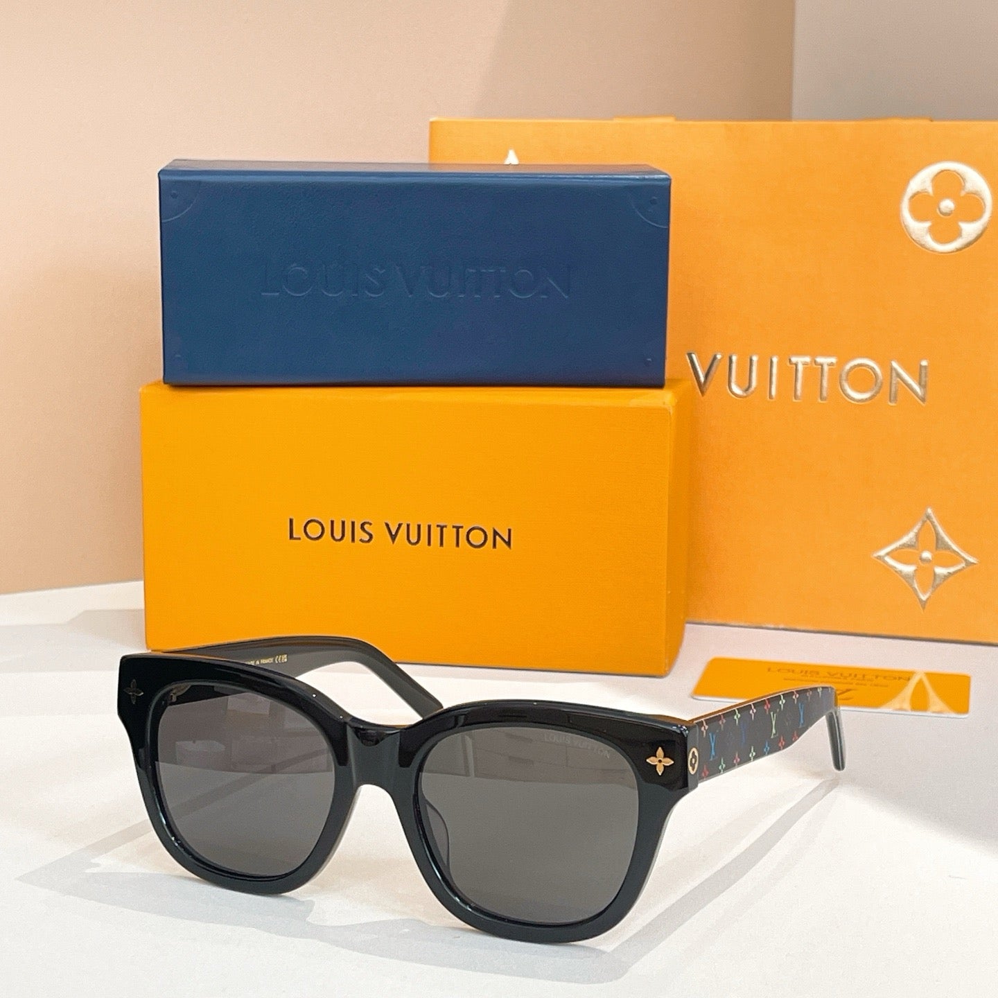 Mehrfarbige Sonnenbrille
