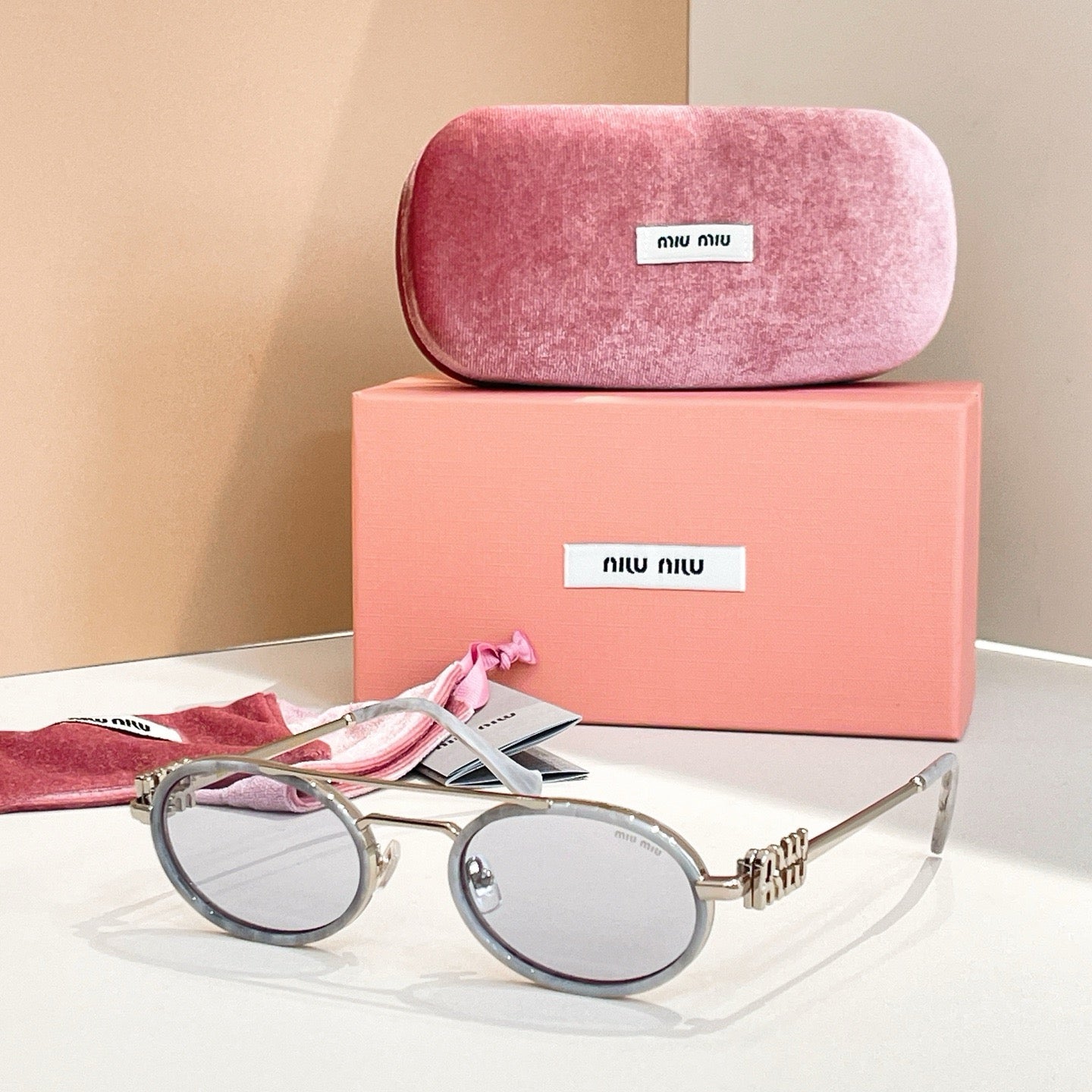 Mehrfarbige Sonnenbrille