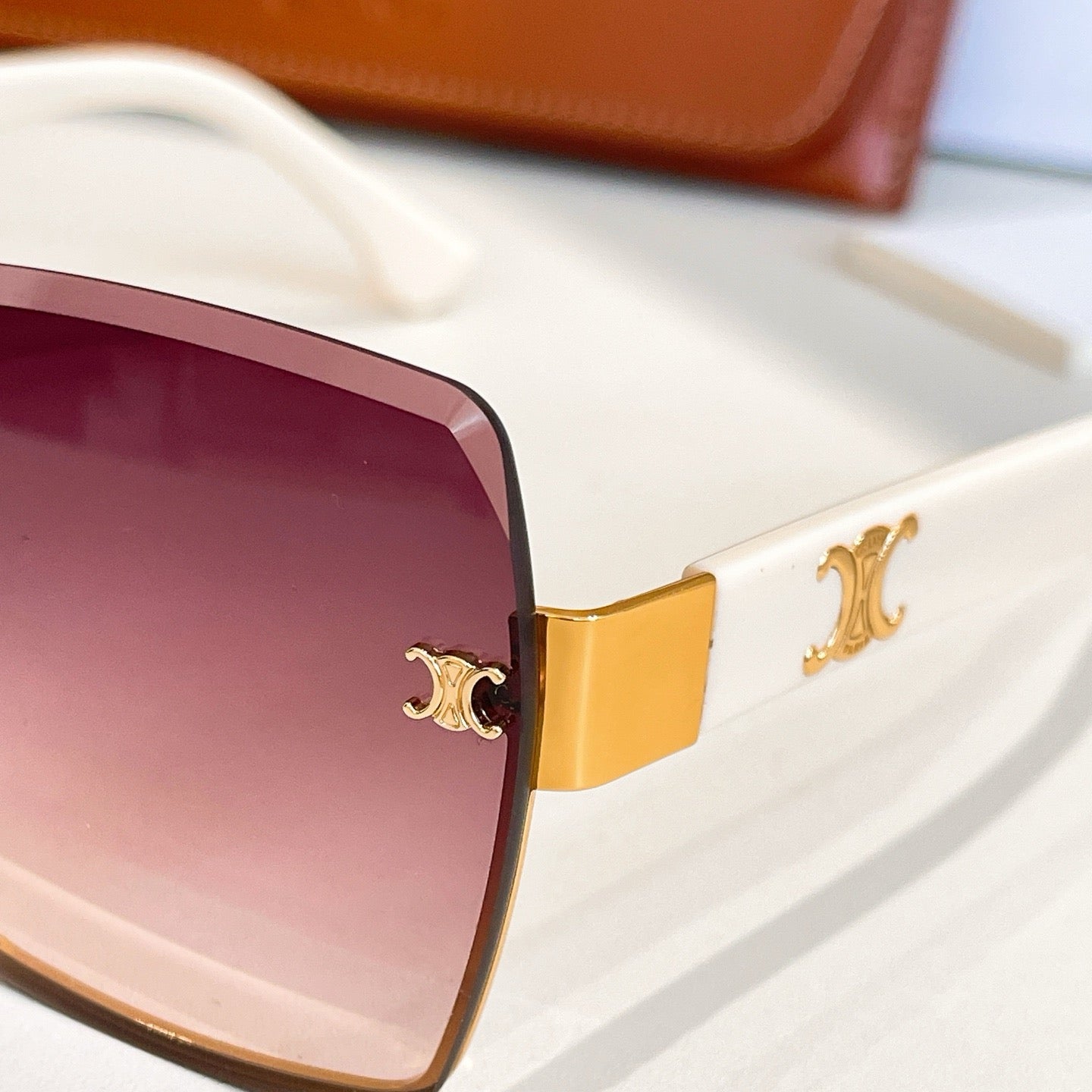 Mehrfarbige Sonnenbrille