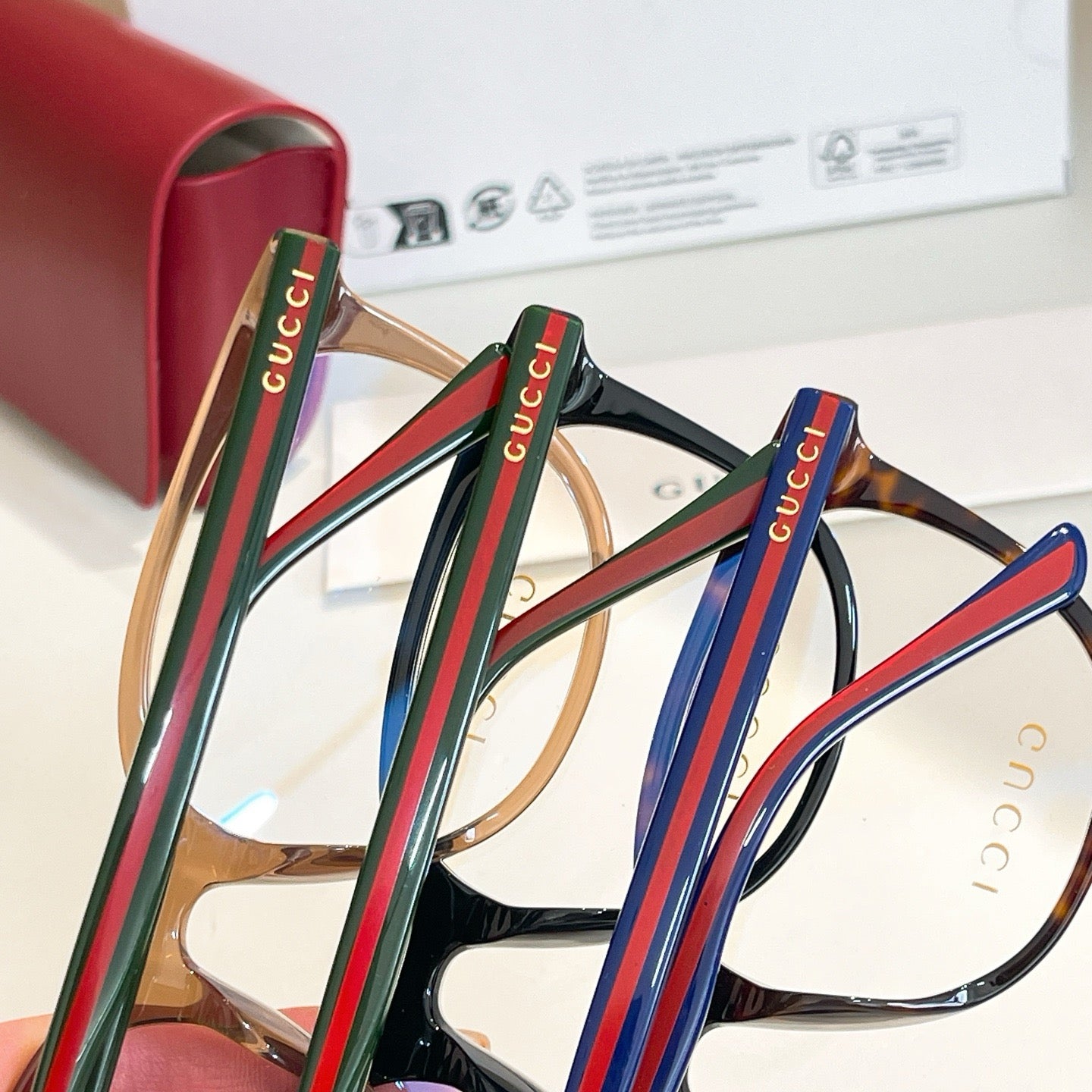Mehrfarbige Sonnenbrille