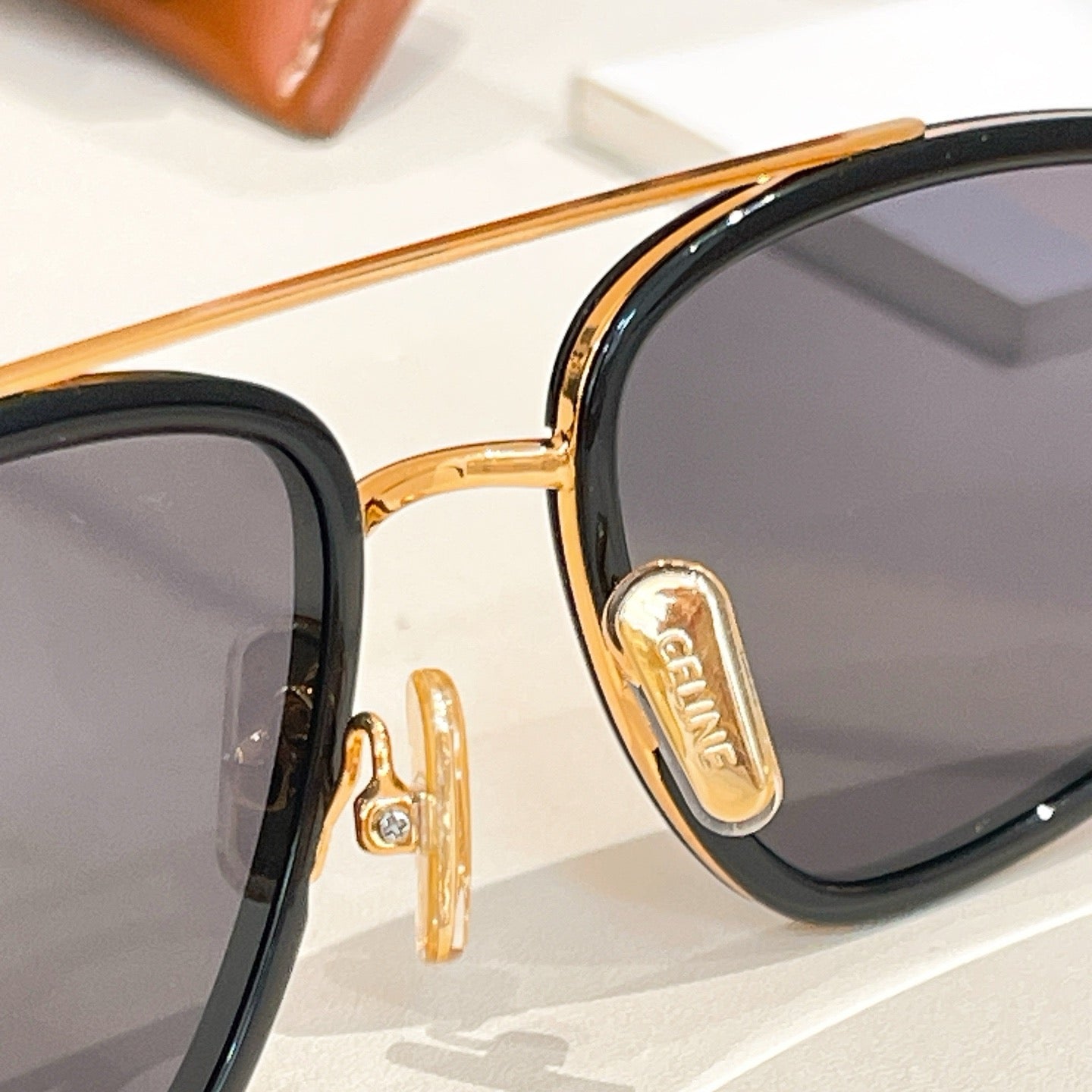 Mehrfarbige Sonnenbrille