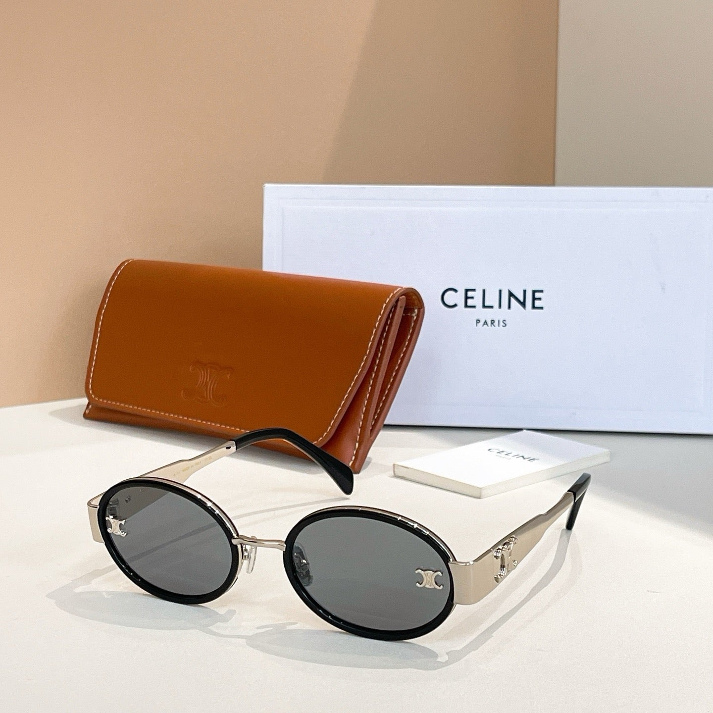 Mehrfarbige Sonnenbrille