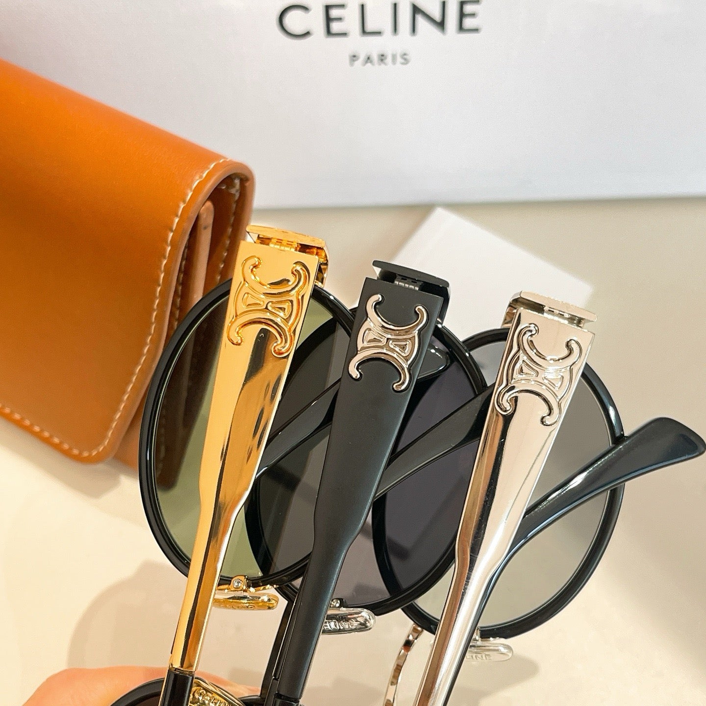 Mehrfarbige Sonnenbrille
