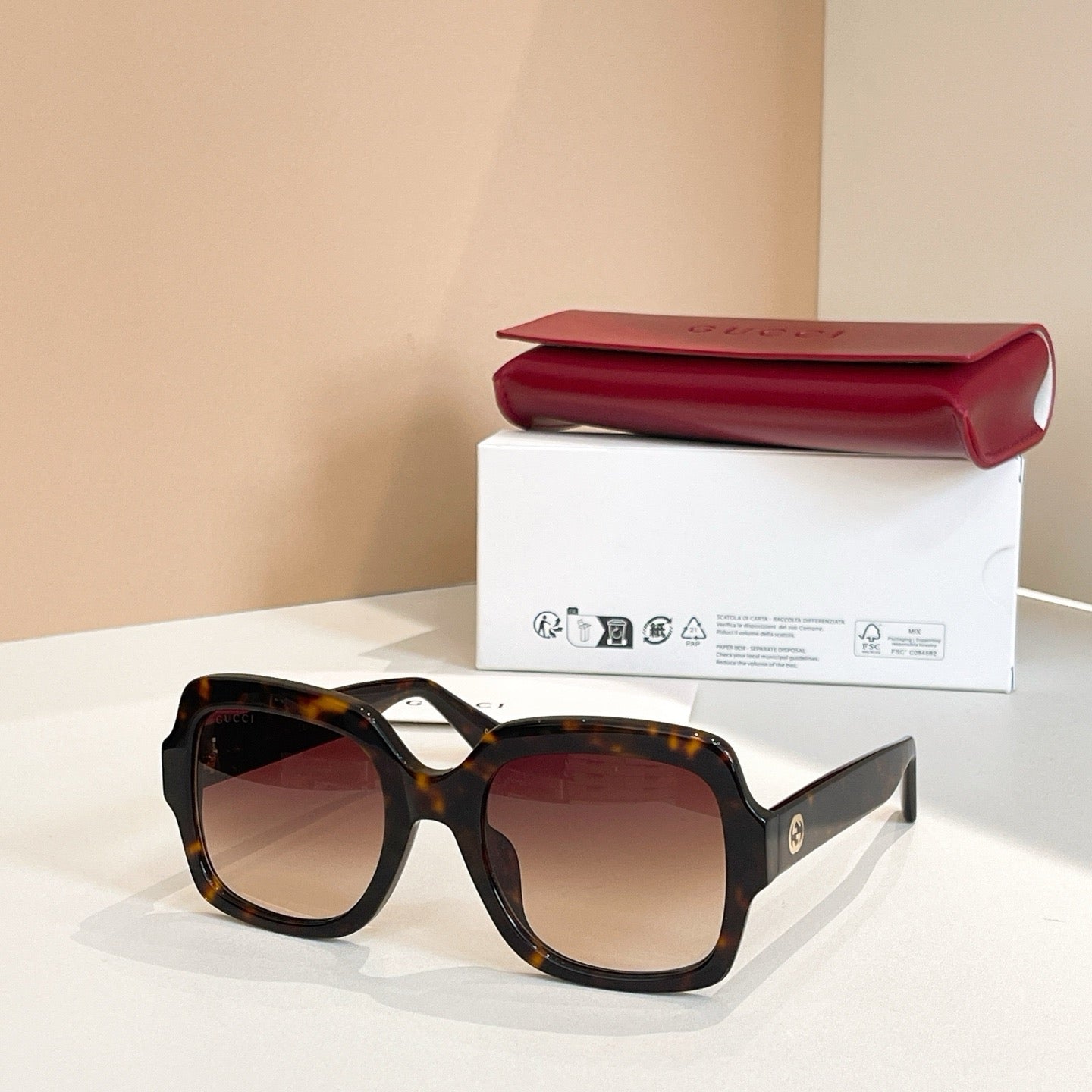 Mehrfarbige Sonnenbrille