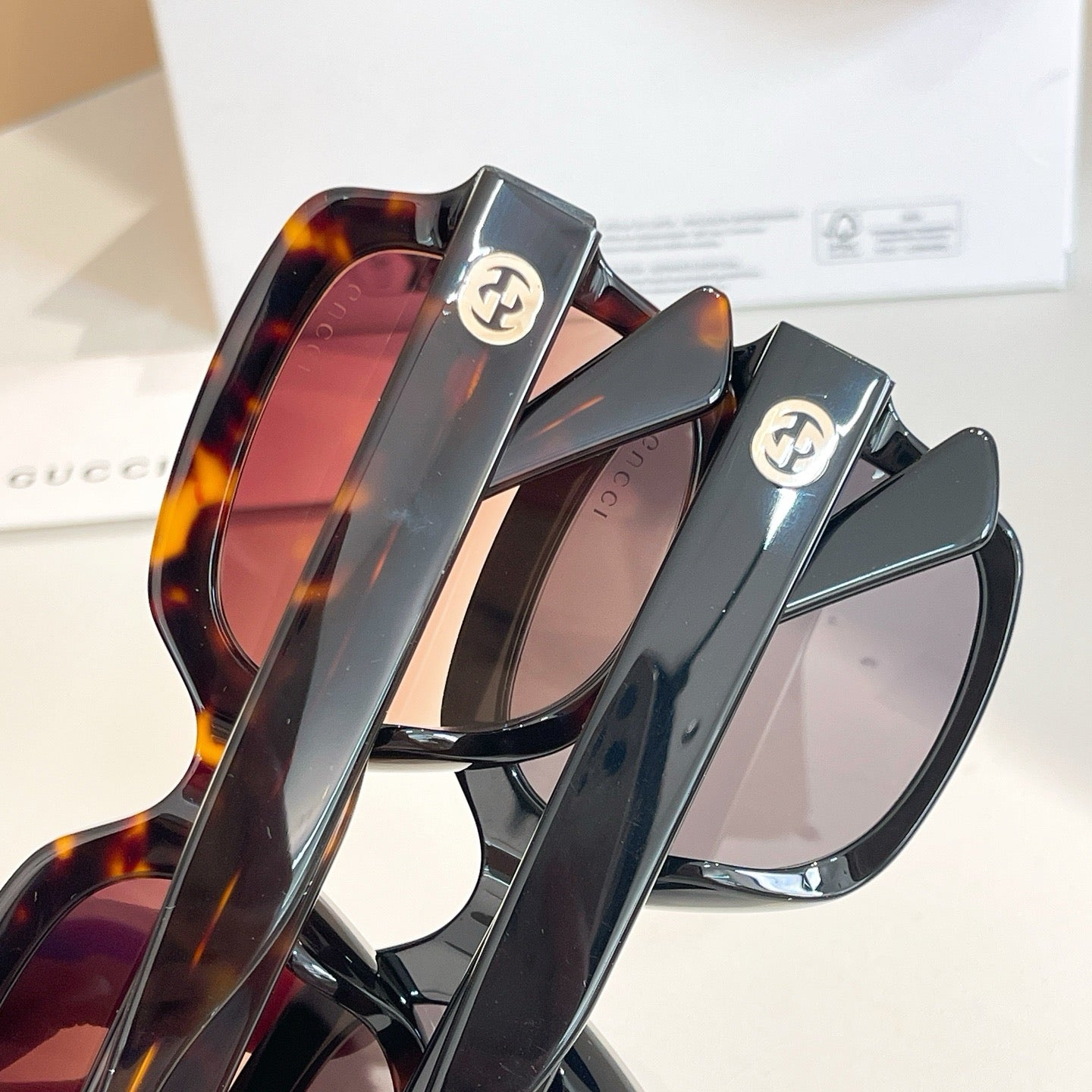 Mehrfarbige Sonnenbrille