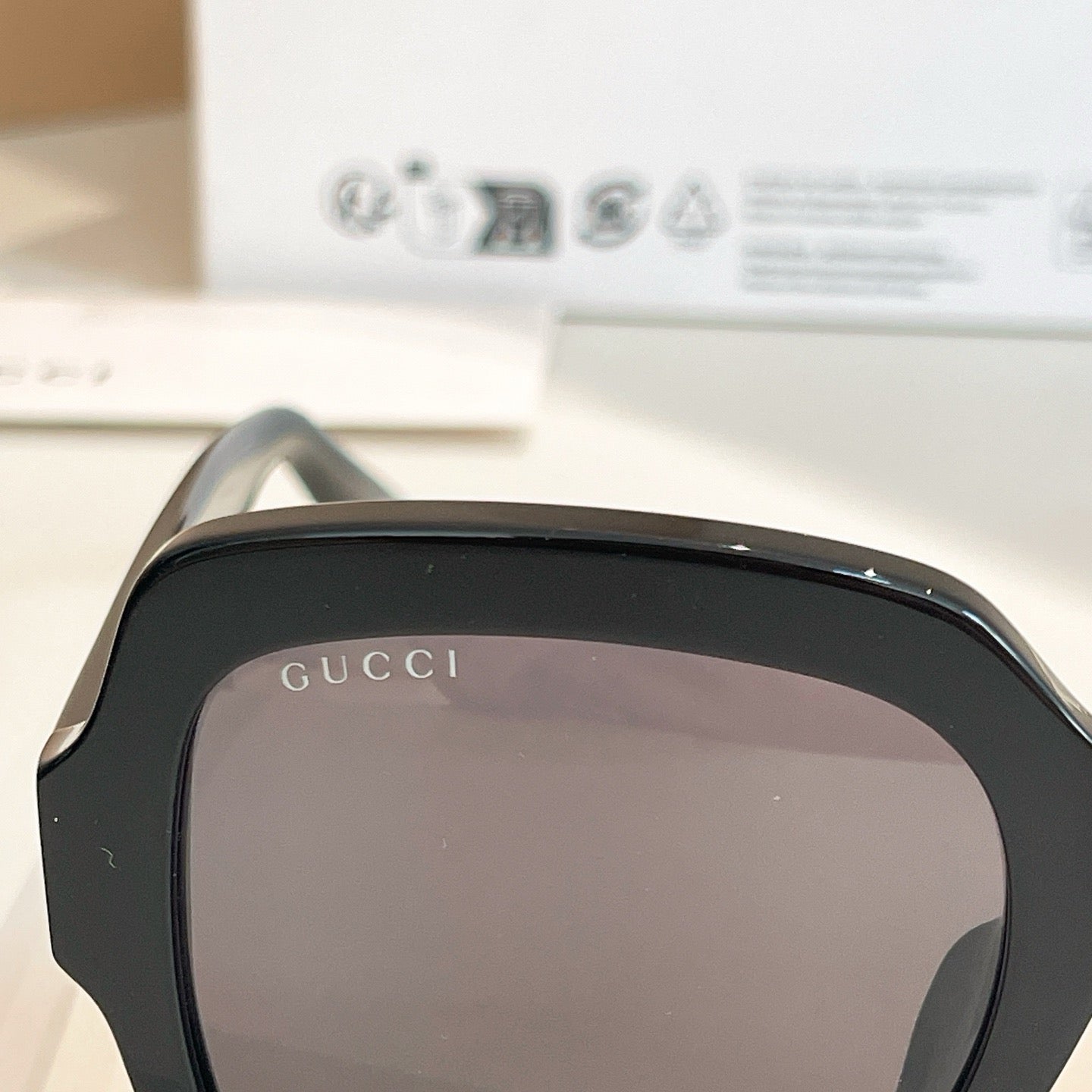 Mehrfarbige Sonnenbrille