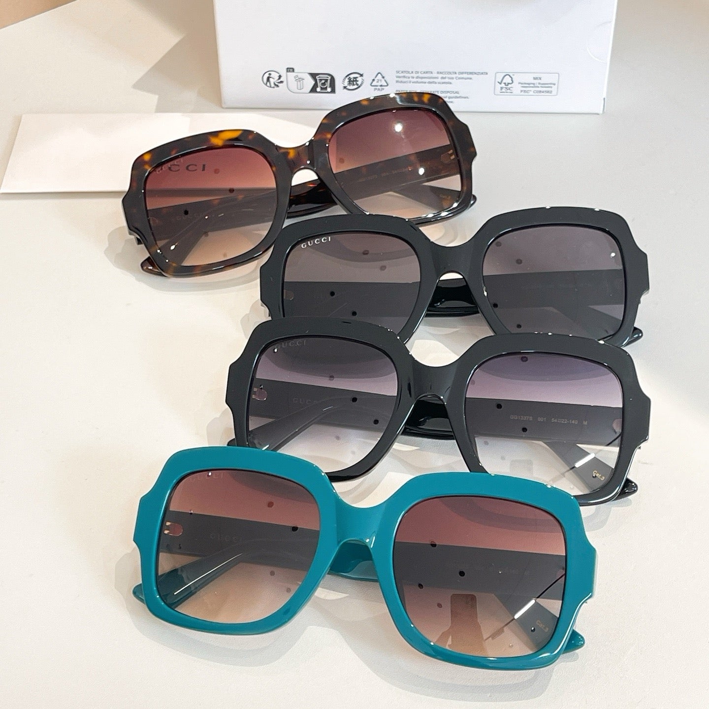 Mehrfarbige Sonnenbrille